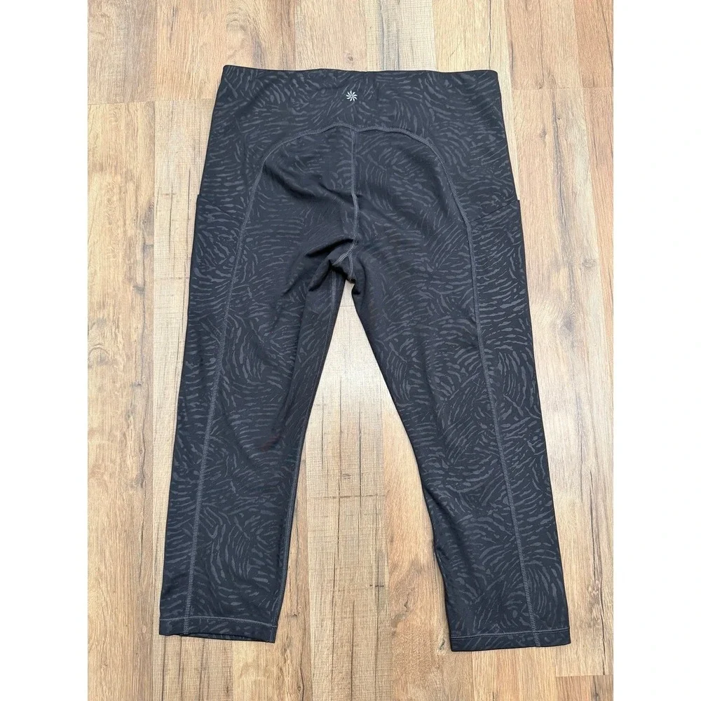 Athleta Ultimate Stash Pocket Embossed‎ Capri Leggings Black Zebra Print L